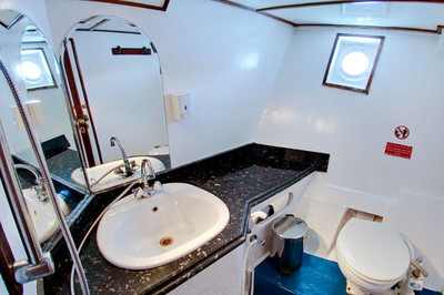 Badkamer op King Snefro 6 Liveaboard duiken motorjacht in Sharm el Sheikh Egypte